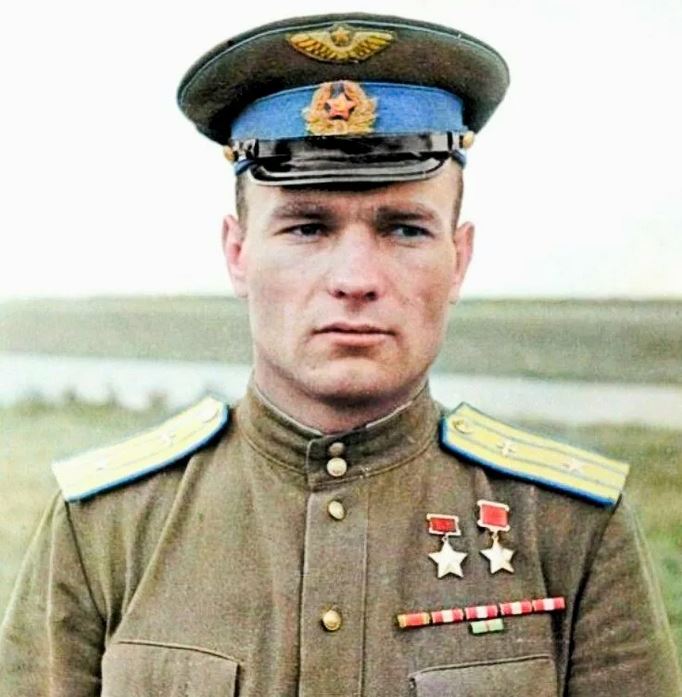 Владимир Дмитриевич Лавриненков — дважды Герой Советского Союза, генерал-полковник авиации.